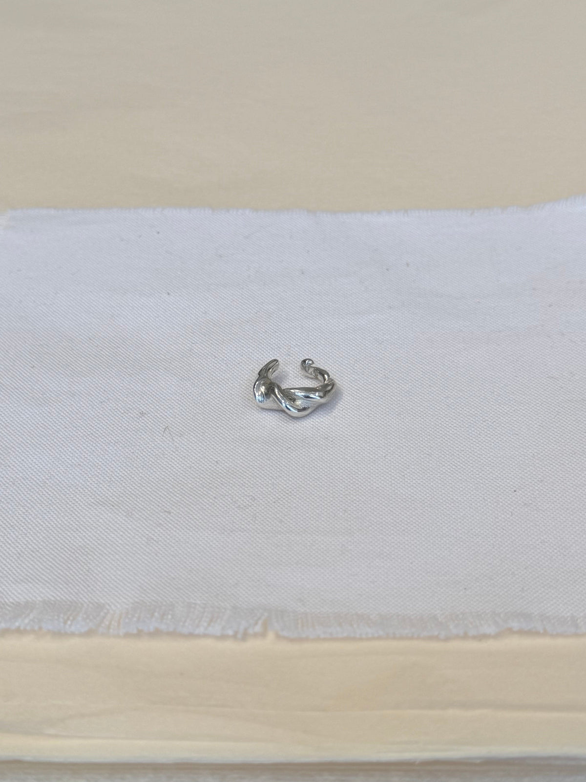 AKVA LACTUCA EAR CUFF SINGLE
